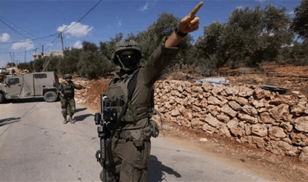 إسرائيل تغلق الضفة يوم الانتخابات.. ونزوح ألفي فلسطيني من الخليل