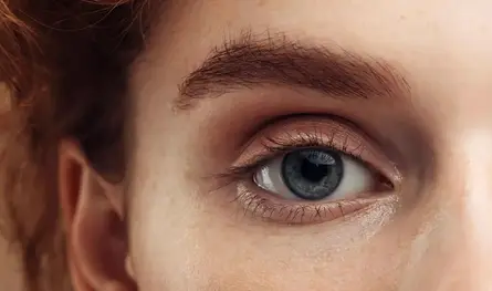 لماذا التحدث بصوت عالٍ يوسّع بؤبؤ العين؟ 