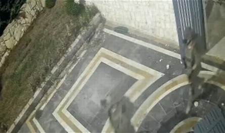بالجرافات.. الجيش الإسرائيلي يدمّر فيلا في الجنوب (فيديو) 