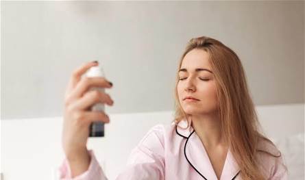 بخاخ الوجه المرطب أم البودرة؟ إليكِ الخيار الأنسب لمكياج الشتاء