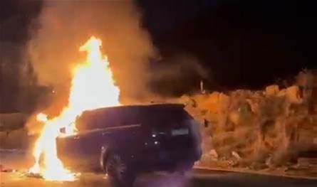 بالصورة.. احتراق "رانج روفر" على طريق ضهر البيدر