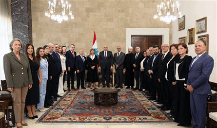 عون تسلّم المنهاج الوطني الجديد: بناء الدولة يبدأ أيضاً من المدرسة