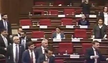 فيديو يُوثّق ما حصل داخل البرلمان الأرميني... نواب في الأرض وقذف للكراسي