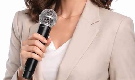 بسبب الإطلالات الجريئة.. سجال بين فنانة وإعلامية شهيرة ونقيب الفنانين! (فيديو)