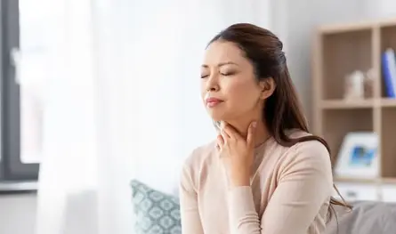 تعاني من التهاب الحلق؟ 7 أطعمة ومشروبات قد تريحك