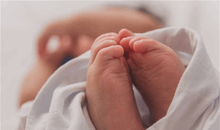 مأساة قبل عيد ميلاده الأول بيومين.. رضيع يفارق الحياة بعد ابتلاع قطعة من بالون