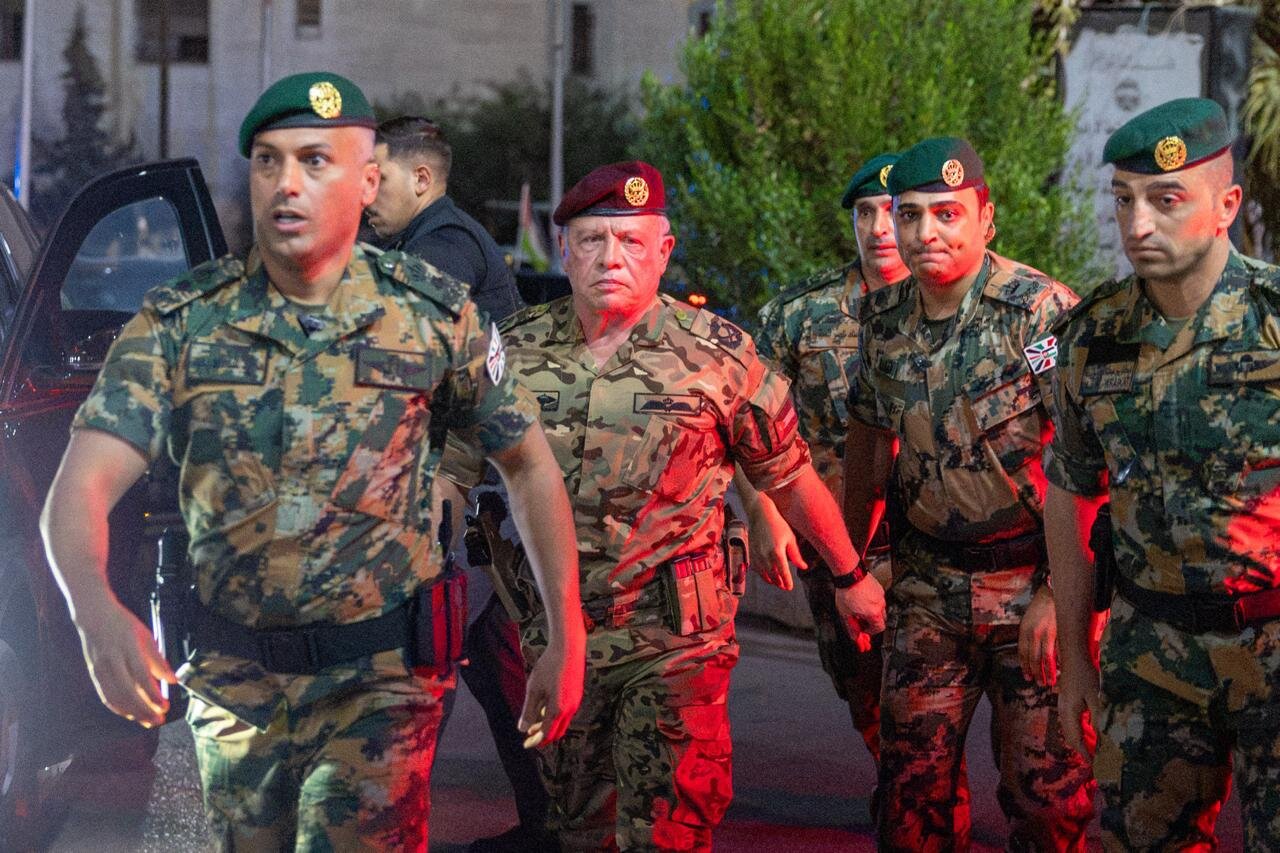 بعد هجوم الكرك... ملك الأردن يتفقّد المصابين ولبنان الرسمي يعلن تضامنه مع عمّان
